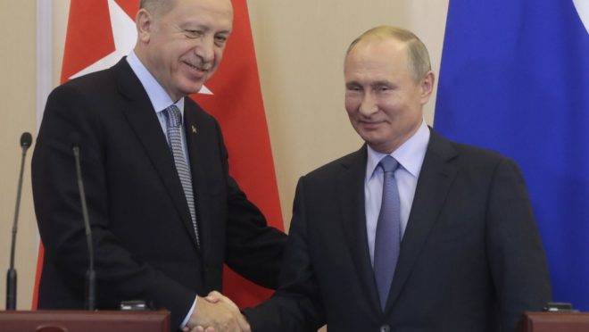 Os presidentes da Turquia, Recep Tayyip Erdogan (E), e da Rússia, Vladimir Putin, após reunião sobre a Síria na cidade russa de Sochi, 22 de outubro de 2019