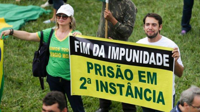 Manifestantes na Esplanada dos Ministérios: STF julga constitucionalidade da prisão em segunda instância.
