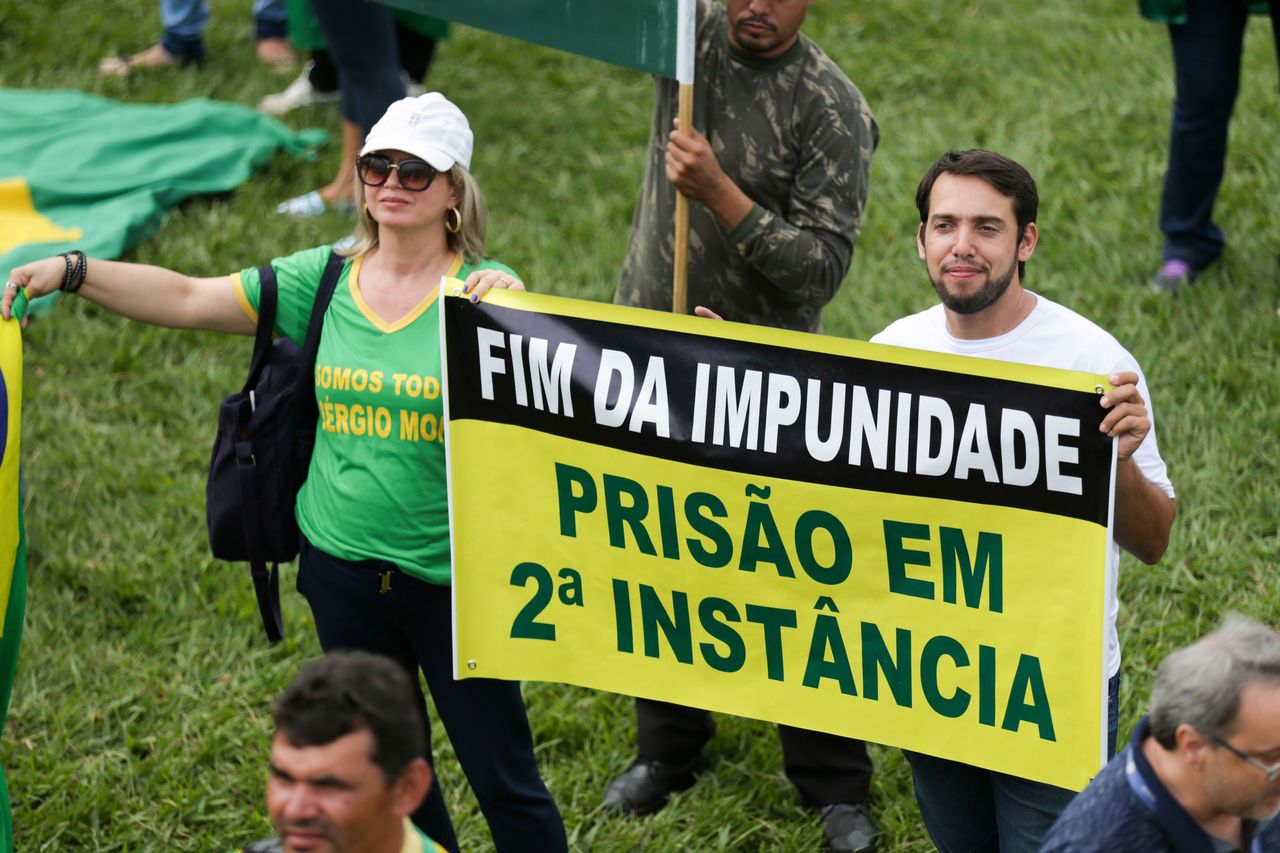 Manifestantes na Esplanada dos Ministérios: STF julga constitucionalidade da prisão em segunda instância.