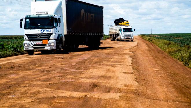 BR-020, próximo de Brasília: infraestrutura rodoviária é precária nas estradas na maioria dos estados brasileiros.