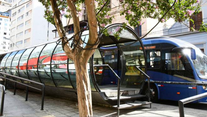 Suspeito de importunação sexual foi detido por passaeiros na estação-tubo da Praça Carlos Gomes.