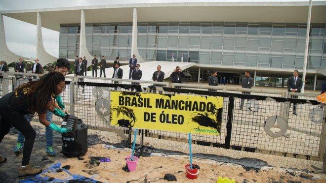 Protesto contra óleo no Nordeste é realizado pelo Greenpeace