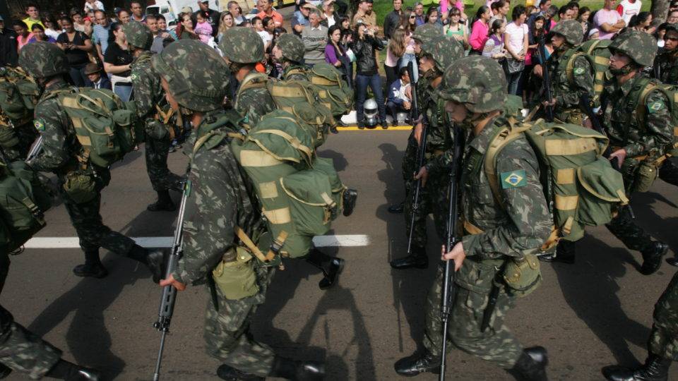 Com inclusão de PMs e bombeiros, comissão aprova reforma da Previdência dos militares Militares marchando