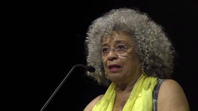 A ativista Angela Davis exemplifica a frase do saudoso Millôr Fernando, segundo o qual "quando uma ideologia fica bem velhinha, vem morar no Brasil".