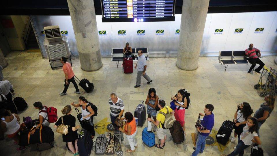 Serviço se propõe a assumir “broncas” dos passageiros com as companhias aéreas Filas no Aeroporto Santos Dumont, no Rio de Janeiro
