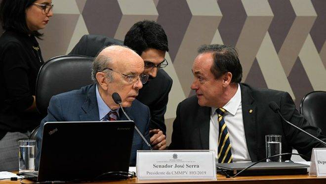 O senador José Serra (PSDB-SP) e o relator da MP, deputado Reinhold Stephanes Junior (PSD-PR).