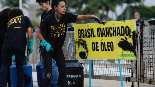 Ativistas do Greenpeace fizeram um protesto em frente ao Palácio do Planalto, em Brasília.