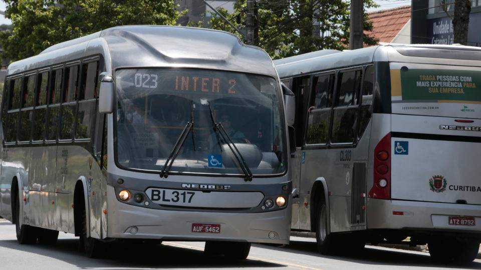 Com volta dos shoppings, Urbs vai aumentar a frota de ônibus em circulação Com volta dos shoppings, Urbs vai aumentar a frota de ônibus em circulação