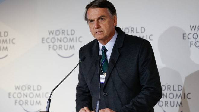 Em Davos, o presidente Jair Bolsonaro afirmou ter como meta colocar o país entre os 50 primeiros colocados até 2022