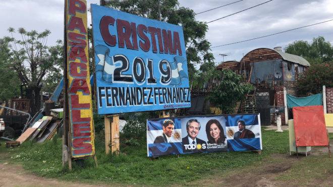 Cartaz de campanha em José C. Paz coloca a candidata à vice-presidência Cristina Kirchner no topo da chapa com Alberto Fernández