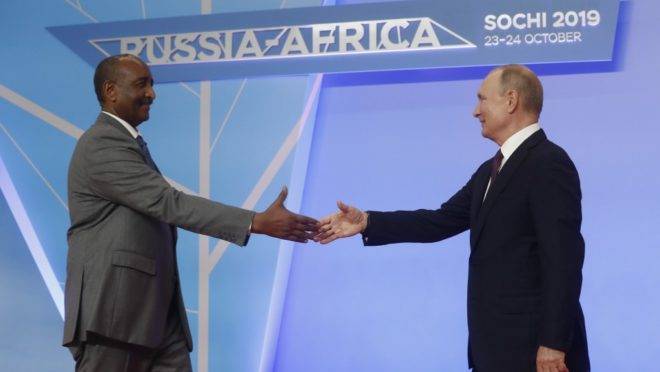 O presidente do Conselho de Transição Sudanês, general Abdel Fattah al-Burhan (esq) e o presidente da Rússia, Vladimir Putin, na cúpula Rússia-África em Sochi, Rússia, 23 de outubro de 2019