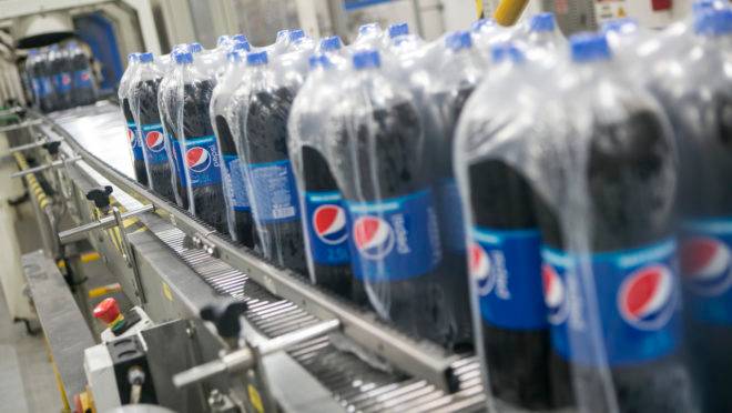 Garrafas da Pepsi, refrigerante produzido pela Ambev.