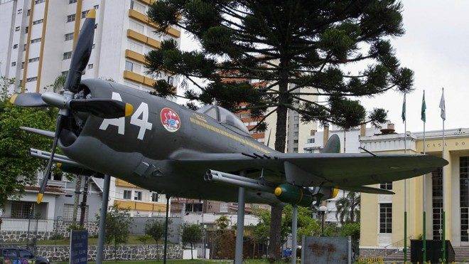Avião de guerra está há 50 anos exposto em Curitiba.