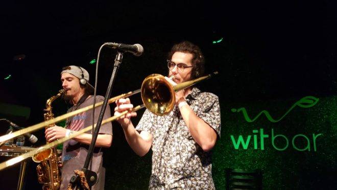 Banda Loop Como Le Gusta abriu as comemorações de um ano do Wit Bar. Festa continua neste final de semana com ritmos variados