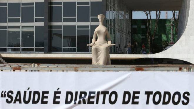 Faixa estendida em frente ao STF: em maio Corte decidiu que o Estado não pode ser obrigado a fornecer medicamentos experimentais ou sem registro na Anvisa.