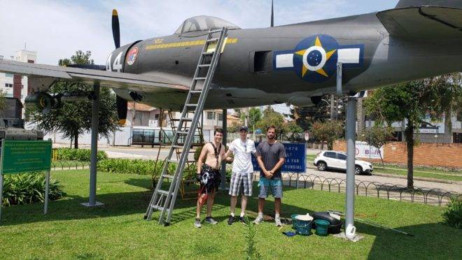Os amigos Gabriel Toledano, Ricardo Bernardazzi e Murilo Hubert lavaram voluntariamente o avião da Praça do Expedicionário.