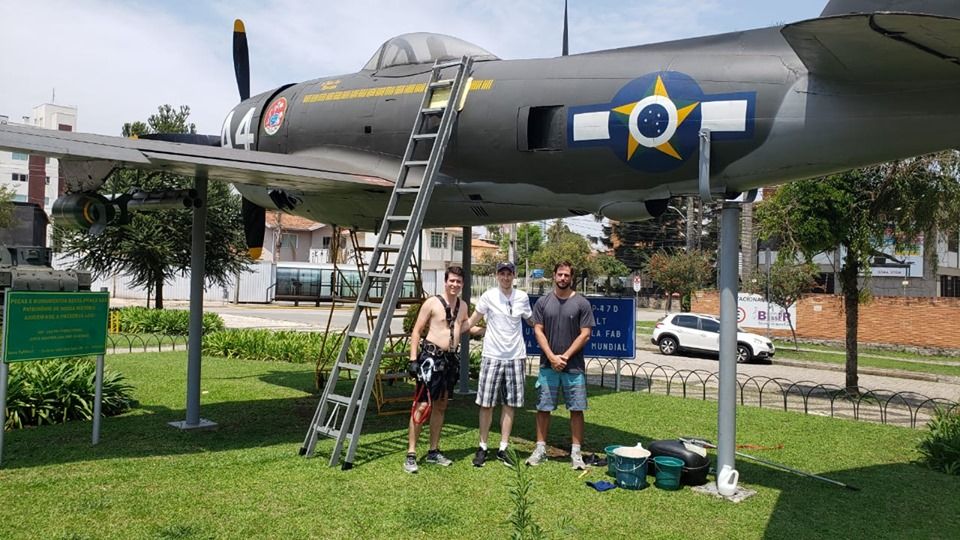 Avião da Praça do Expedicionário de Curitiba é lavado por voluntários Os amigos Gabriel Toledano, Ricardo Bernardazzi e Murilo Hubert lavaram voluntariamente o avião da Praça do Expedicionário.