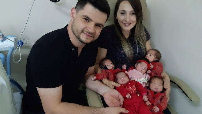O casal Luís Fernando Araújo e Anieli Kurtel com os cinco filhos pequenos.