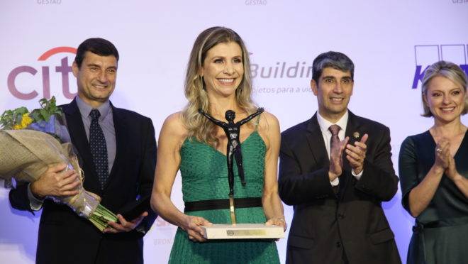 A diretora corporativa do Grupo Paranaense de Comunicação (GRPCOM), Milena Seabra Ferreira, recebeu o Prêmio Equilibrista durante cerimônia realizada na noite de ontem (24) no Castelo do Batel.