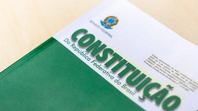 Parlamentares querem Assembleia Constituinte para escrever uma nova Constituição.