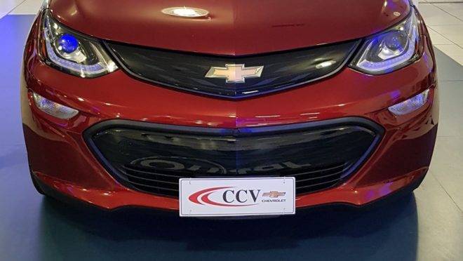 A CCV foi a primeira concessionária de Curitiba a receber o elétrico Bolt para exposição aos clientes. Foto: Renyere Trovão/ Gazeta do Povo