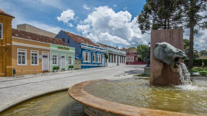 É junto ao reduto boêmio do Largo da Ordem, com suas construções antigas e ruas de paralelepípedo, que está uma parte importante da história de Curitiba.