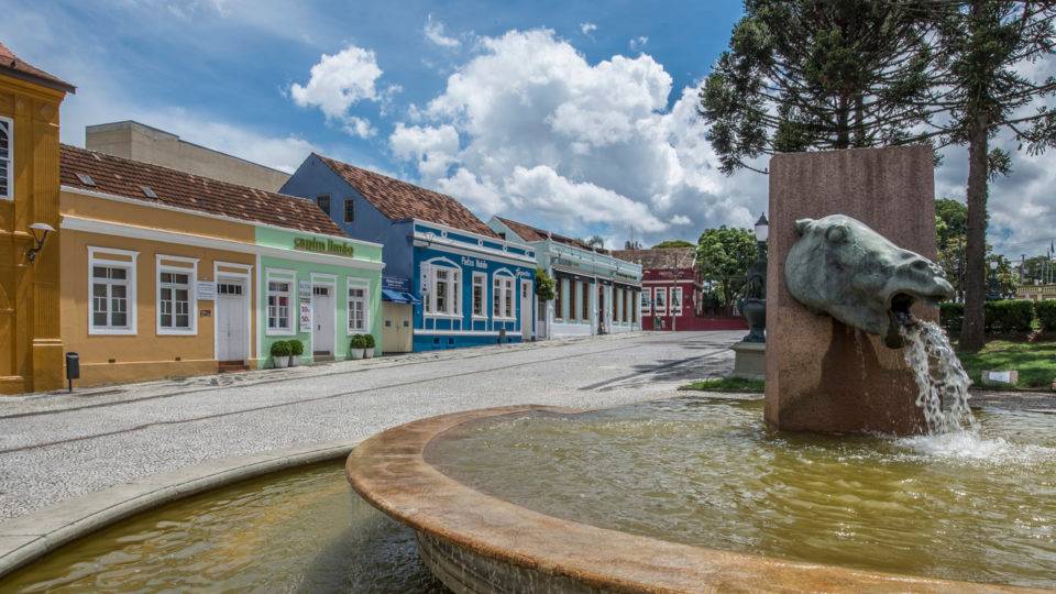 Projeto vai digitalizar documentos que contam a história de imóveis de Curitiba É junto ao reduto boêmio do Largo da Ordem, com suas construções antigas e ruas de paralelepípedo, que está uma parte importante da história de Curitiba.