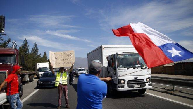 Manifestantes protestam com carros, caminhões e táxis na Rota 5 Norte em Santiago, Chile, contra pedágios