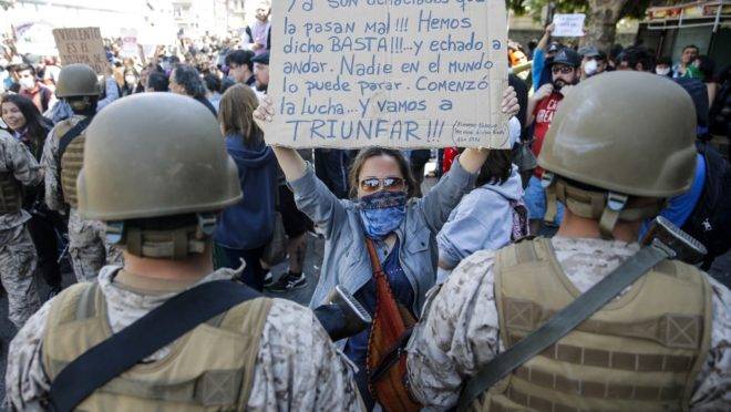 Soldados guardam o prédio do Congresso Nacional em Valparaiso, Chile, durante protestos, 22 de outubro de 2019