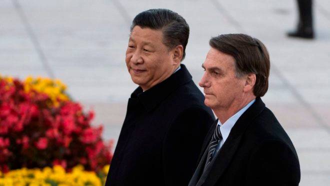 Jair Bolsonaro e o presidente chinês Xi Jinping em cerimônia na chegada do brasileiro a Pequim