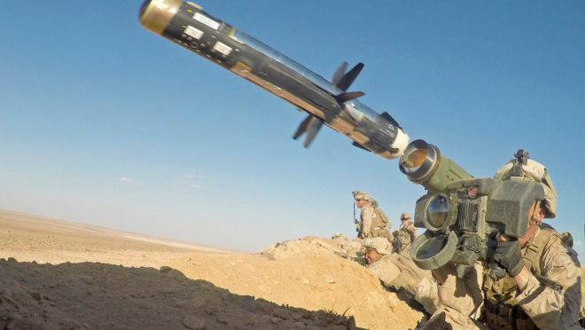 Fuzileiro naval dos EUA dispara um míssil anti-tanque FGM-148 Javelin durante treinamento em base militar na Síria, setembro de 2018