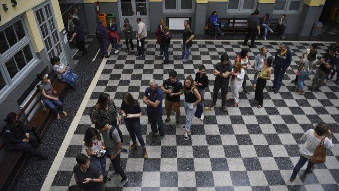 Eleitores fazem fila em local de votação em Montevidéu, durante eleições gerais no Uruguai, 27 de outubro de 2019