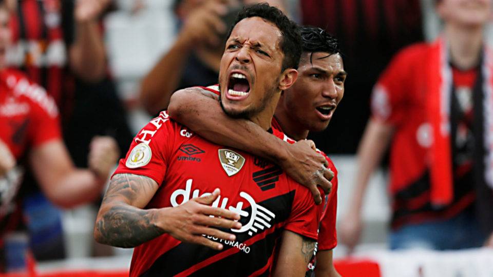 De virada, Athletico goleia o Goiás e volta a vencer na Arena da Baixada Adriano anotou um dos gols da vitória do Athletico sobre o Goiás