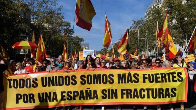 Manifestantes antisseparatistas protestam em Barcelona contra a independência da Catalunha, 27 de outubro de 2019