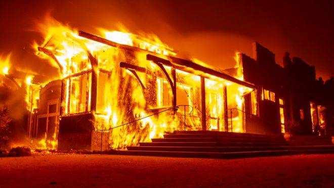 A vinícola Soda Rock queima em incêndio que atinge Healdsburg, Califórnia, 27 de outubro de 2019