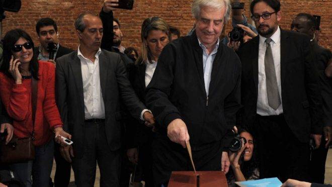 O presidente do Uruguai, Tabare Vazquez, vota nas eleições gerais do país em Montevidéu, 27 de outubro de 2019