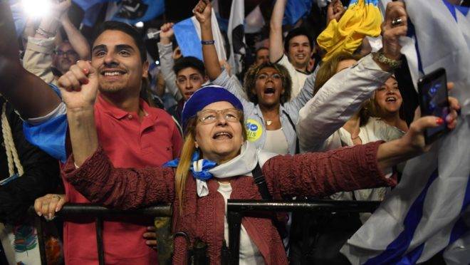 Apoiadores do candidato à presidência do Uruguai Luis Lacalle, do Partido Nacional, na sede de partido em Montevidéu após as eleições