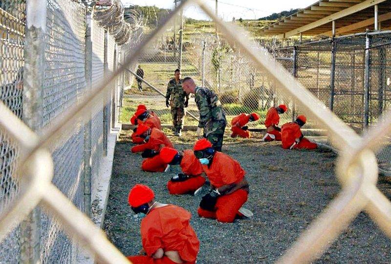 Prisioneiros são observados por militares em uma área ao ar livre no presídio da Base de Guantánamo, em Cuba. No mês passado, a cadeia completou dez anos | Departamento de Defesa dos EUA/Reuters