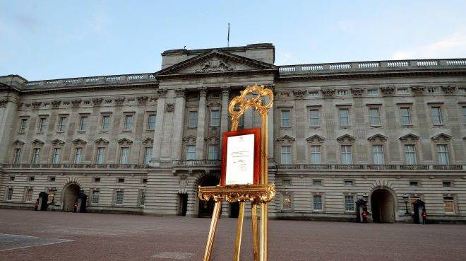 Anúncio oficial do nascimento do filho do príncipe William e de Kate, a duquesa de Cambridge, exposto diante do Palácio de Buckingham, em Londres. O bebê causou sensação na Inglaterra | John Stillwell/Reuters