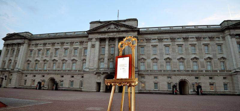 Anúncio oficial do nascimento do filho do príncipe William e de Kate, a duquesa de Cambridge, exposto diante do Palácio de Buckingham, em Londres. O bebê causou sensação na Inglaterra | John Stillwell/Reuters