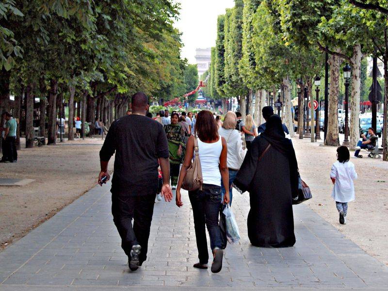 Avenida mais badalada da capital francesa deve ficar sem pedintes no período das festas de fim de ano | Creativecommons