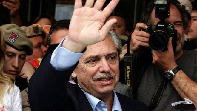 Alberto Fernández derrotou o presidente Mauricio Macri, que buscava a reeleição, neste domingo (27)