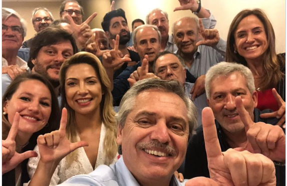 Após a vitória nas eleições argentinas, Fernández fez o gesto do movimento Lula livre