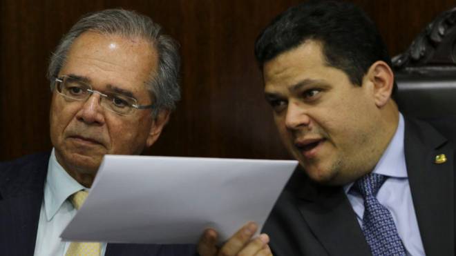 O ministro da Economia, Paulo Guedes, e o presidente do Senado, Davi Alcolumbre: senadores alteraram cálculo da reforma da Previdência.
