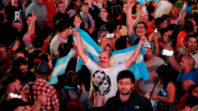 Argentinos festejam vitória do "peronista" Alberto Fernandez na eleição presidencial deste domingo (27).