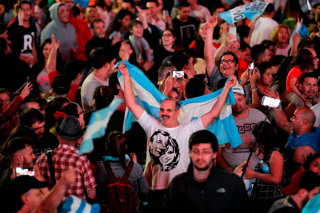 Argentinos festejam vitória do "peronista" Alberto Fernandez na eleição presidencial deste domingo (27).