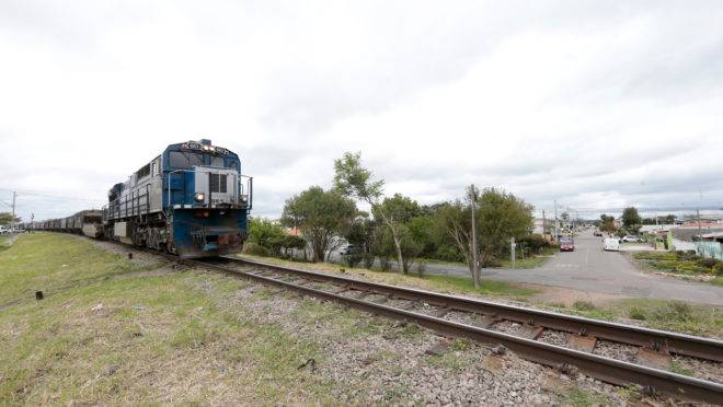 Moradores do bairro Cajuru reclamam do barulho da buzina do trem durante a noite