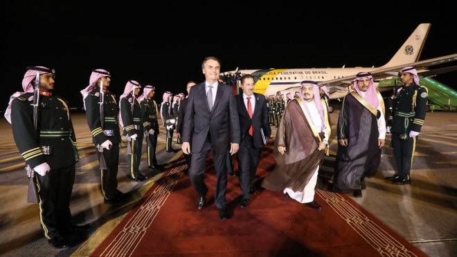 Presidente Jair Bolsonaro desembarca em Riad, capital da Arábia Saudita