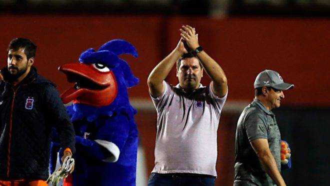 Técnico Maheus Costa agradece a torcida após a vitória sobre o Londrina. Foto: Albari Rosa/Gazeta do Povo
