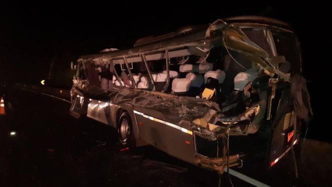 Micro-ônibus colide com caminhão Scania na BR-277, em Guarapuava. Duas pessoas morreram e 15 ficaram feridas.